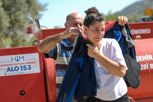 İzmir Büyükşehir Belediyesi’nin dağıttığı su tankerleri, özellikle kırsal bölgelerde yangınların