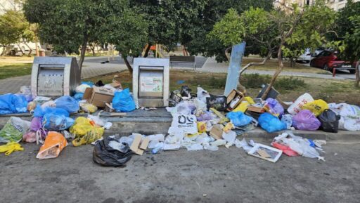 Karşıyaka’da çöp konteynerleri boşken çöpler dışarı atılıyor. Vatandaşlar, belediyeden güvenlik
