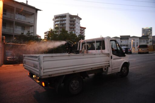 Karşıyaka Belediyesi, yaz aylarının en büyük sorunlarından biri olan haşerelere