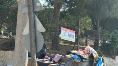 Konak Ulubatlı Mahallesi’nde Kazım Karabekir Ortaokulu çevresi çöp yığınlarıyla doldu.