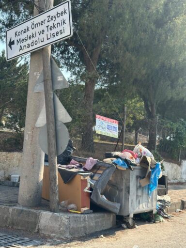 Konak Ulubatlı Mahallesi’nde Kazım Karabekir Ortaokulu çevresi çöp yığınlarıyla doldu.