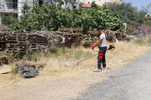 Menderes Belediyesi, yabani otlar ile mücadelesine tüm mahallelerde devam ediyor.