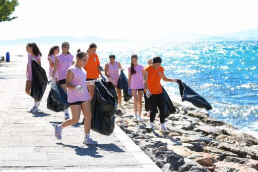 Narlıdere Belediyespor Kız Voleybol Takımı sporcuları, “temiz bir çevre, sağlıklı