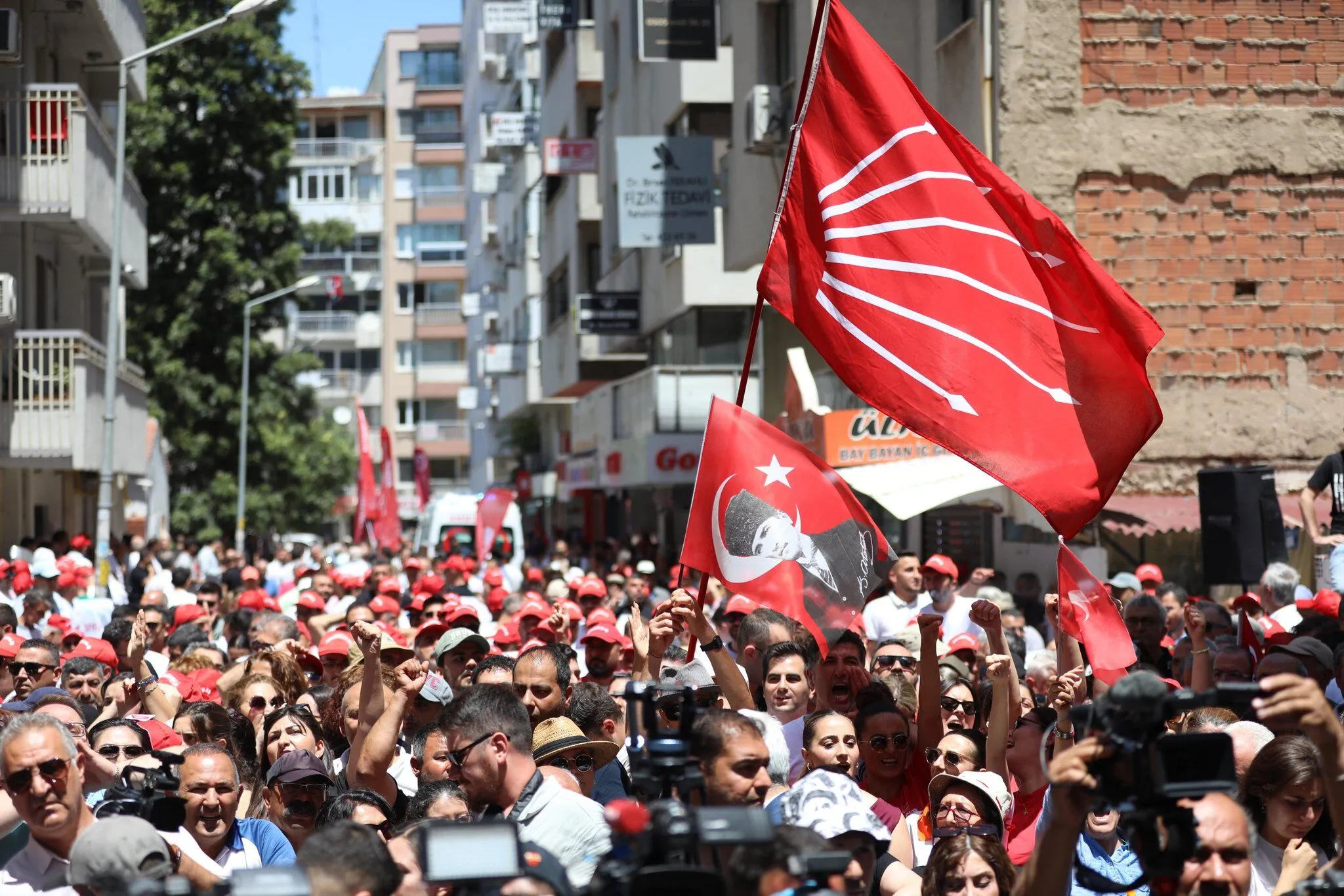 Özgür Özel'den Sert Tepki Akın Gürlek'le Yarışan, Akın Gürlek'le Hesap Verir