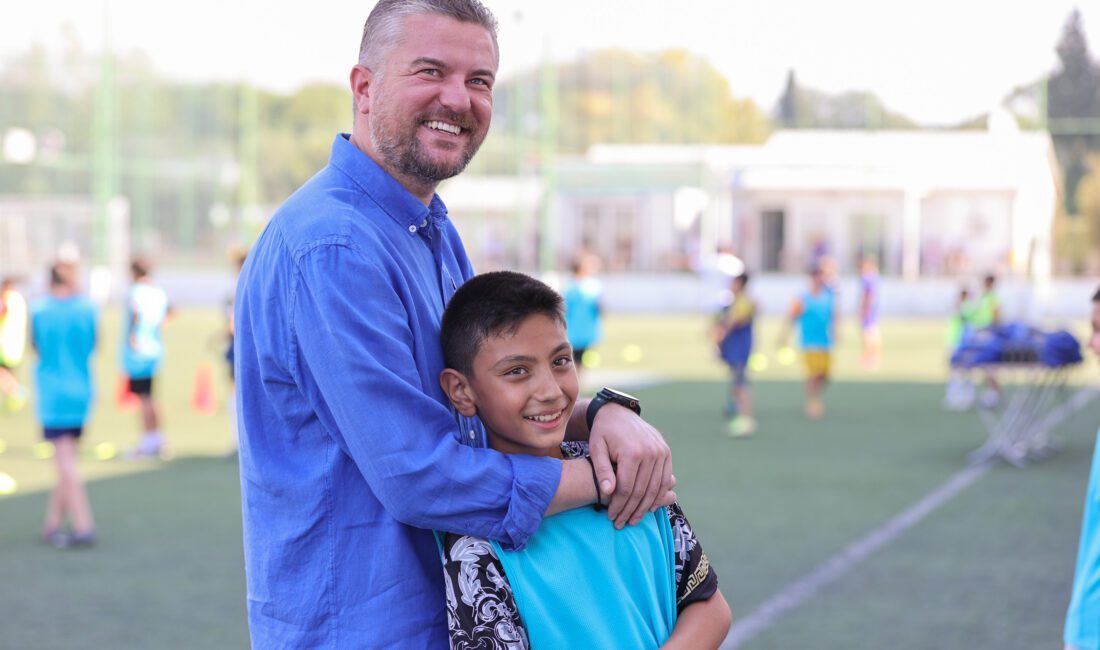 Profesyonel futbolculardan Bucalı genç yeteneklere futbol dersi Buca Belediyesi'nin düzenlediği futbol kursları, profesyonel isimlerin katılımıyla unutulmaz bir