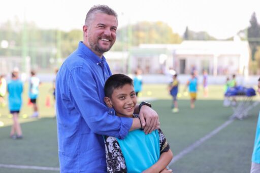 Buca Belediyesi'nin düzenlediği futbol kursları, profesyonel isimlerin katılımıyla unutulmaz bir