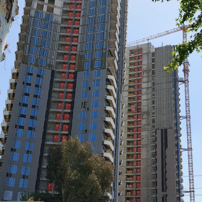 İzmir İmar Ruhsat Krizi: Bakanlık Onaylıyor Belediye Yanıyor İzmir imar ruhsat krizi patladı! Bakanlığın onayladığı dev kulelerin altyapı