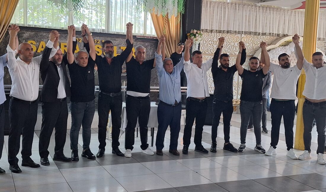 İzmir’de Kan Davası Barışla Sonuçlandı: Seven ve Kuruçay Aileleri El Sıkıştı İzmir’de yıllardır süren Seven ve Kuruçay aileleri arasındaki kan davası,