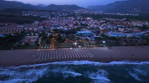 Menderes Belediyesi, Sunal Tülbentçi Parkı’nda yer alan tesisi yenileyerek modern