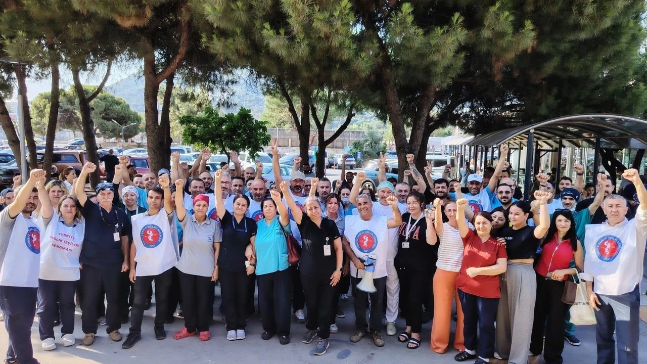 Kamuda TİS krizi büyüyor! TÜRK-İŞ, İzmir’de binlerce işçinin katılımıyla iş