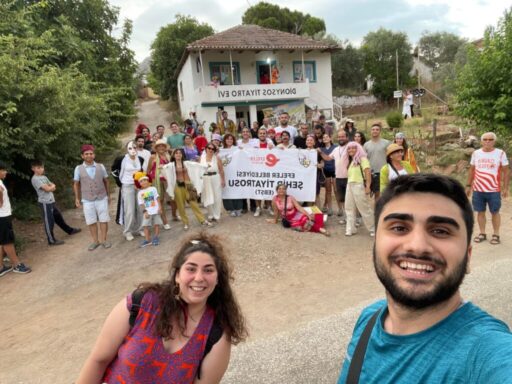 Antik çağın tiyatro tanrısı Dionysos’un izinden giden tiyatrocular, bu yıl da