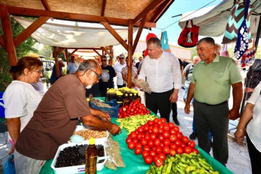Urla Belediyesi, yerel üreticileri doğrudan tüketiciyle buluşturan Uzunkuyu Üretici Pazarı’nı