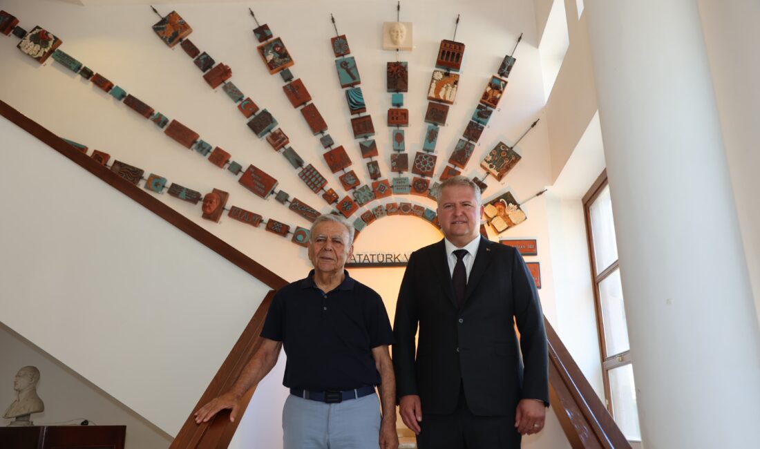 Urla’da “Atatürk ve Urla” Temalı Seramik Pano Sanatseverlerle Buluştu Urla’da kültür-sanat dünyasına anlamlı bir katkı sunan yeni bir seramik