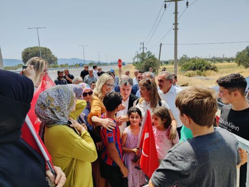 İzmir Bergama’da okula gitmek için her gün 500 metre boyunca