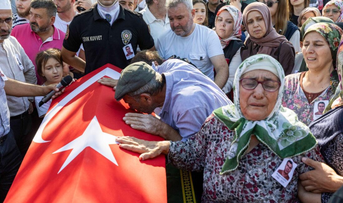 Yangının kahraman şehidi son yolculuğuna uğurlandı İzmir'in Ödemiş ilçesinde 2 Temmuz'da çıkan yangında yaralanan, kaldırıldığı hastanede