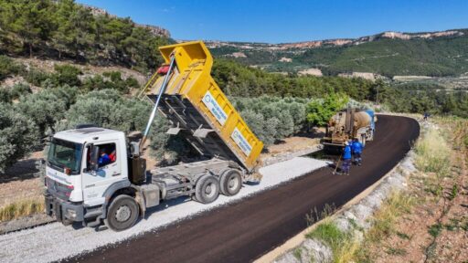 Denizli Büyükşehir Belediyesi, kırsal mahallelerde yürüttüğü ulaşım yatırımları kapsamında Kale
