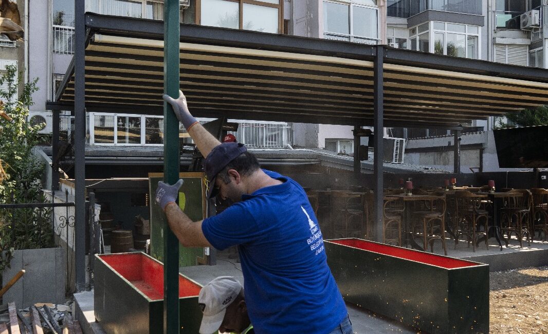 İzmir Büyükşehir Belediyesi Zabıta Dairesi Başkanlığı Denetim Şube Müdürlüğü ekipleri,