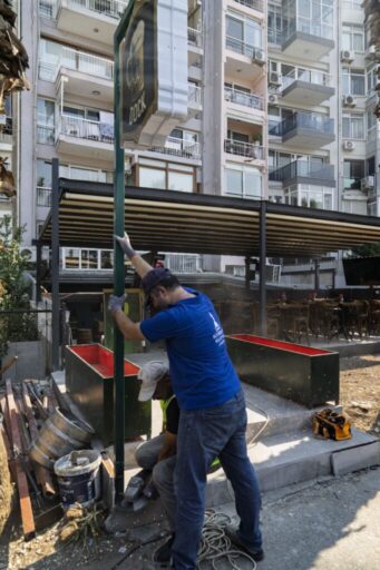 İzmir Büyükşehir Belediyesi Zabıta Dairesi Başkanlığı Denetim Şube Müdürlüğü ekipleri,