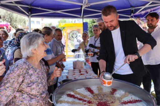 Buca’da aşure kazanları birlik, beraberlik ve kardeşlik için kaynatıldı. Vatandaşlara