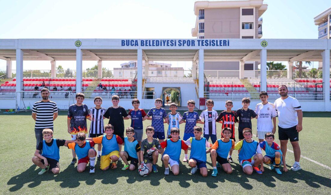 Bucalı minik kramponlar futbol eğitiminde Buca Belediyesi’nin yaz döneminde ücretsiz olarak açtığı futbol kurslarına çocuklar