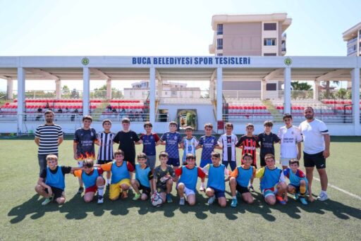 Buca Belediyesi’nin yaz döneminde ücretsiz olarak açtığı futbol kurslarına çocuklar