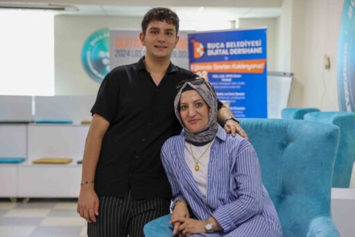 Buca Belediyesi’nin eğitim alanındaki yenilikçi yaklaşımı öğrencilere başarının kapılarını aralıyor.