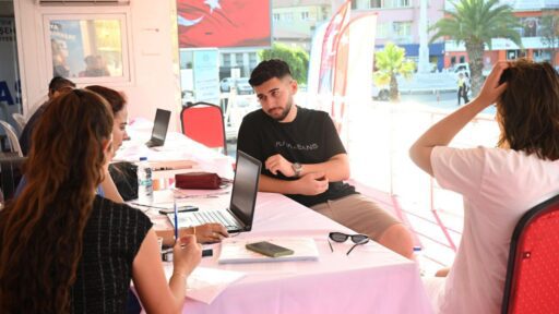 Aydın Büyükşehir Belediyesi, üniversiteye adım atmaya hazırlanan gençleri yalnız bırakmadı.