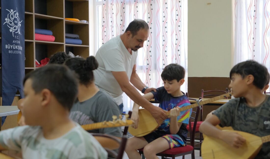 BAŞKAN ÇERÇİOĞLU’NDAN GENÇLERE KÜLTÜREL DESTEK! Aydın Büyükşehir Belediyesi’nin yaz kursları kapsamında düzenlediği bağlama eğitimleri, çocuklar