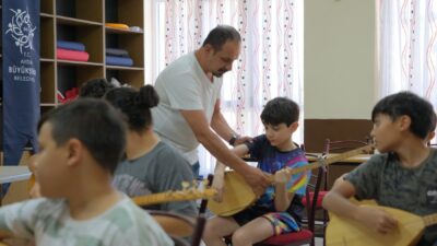 Aydın Büyükşehir Belediyesi’nin yaz kursları kapsamında düzenlediği bağlama eğitimleri, çocuklar