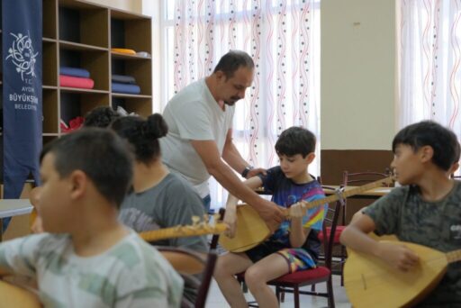 Aydın Büyükşehir Belediyesi’nin yaz kursları kapsamında düzenlediği bağlama eğitimleri, çocuklar