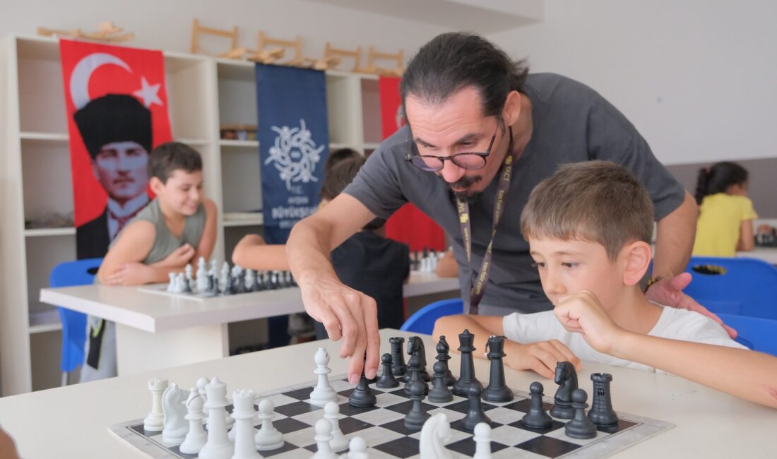 BAŞKAN ÇERÇİOĞLU İLE HAMLELER GELECEĞE! Aydın Büyükşehir Belediyesi’nin yaz kursları kapsamında düzenlediği satranç eğitimleri, çocuklara