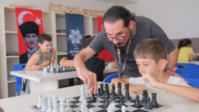 Aydın Büyükşehir Belediyesi’nin yaz kursları kapsamında düzenlediği satranç eğitimleri, çocuklara
