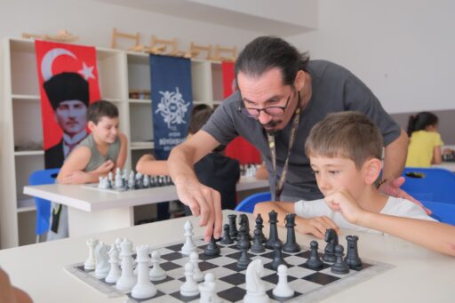 Aydın Büyükşehir Belediyesi’nin yaz kursları kapsamında düzenlediği satranç eğitimleri, çocuklara