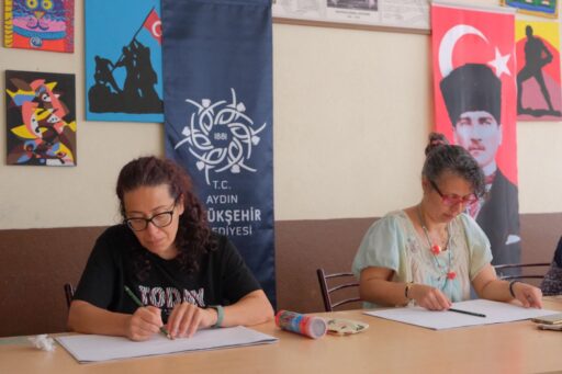 Aydın Büyükşehir Belediyesi’nin yaz kursları kapsamında yetişkinlere yönelik başlattığı resim