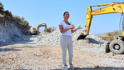 Efes Selçuk Belediye Başkanı Filiz Ceritoğlu Sengel, Kuyumcu Mevkii’nde içme