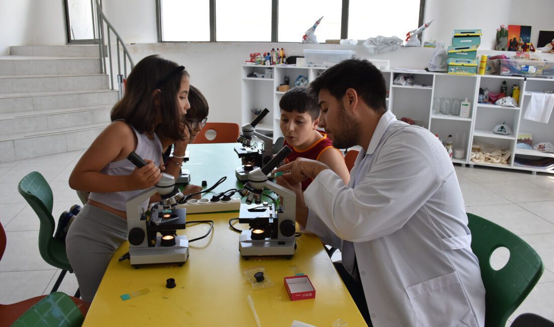 Karabağlar’da Yaz Tatili, Bilim, Sanat ve Eğlenceyle Dolu Dolu Geçiyor Karabağlar Belediyesi, yaz tatilinde çocuklara yönelik bilim atölyeleri, sanat etkinlikleri, robotik kodlama, uçuş simülasyonu ve ebeveyn-çocuk