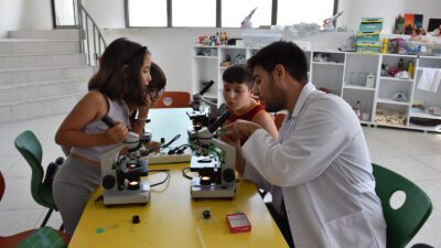Karabağlar Belediyesi, yaz tatilinde çocuklara yönelik bilim atölyeleri, sanat etkinlikleri, robotik kodlama, uçuş simülasyonu ve ebeveyn-çocuk