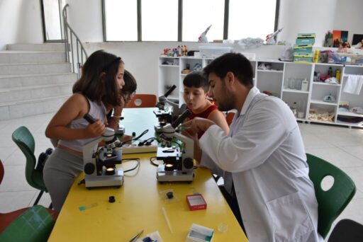 Karabağlar Belediyesi, yaz tatilinde çocuklara yönelik bilim atölyeleri, sanat etkinlikleri, robotik kodlama, uçuş simülasyonu ve ebeveyn-çocuk