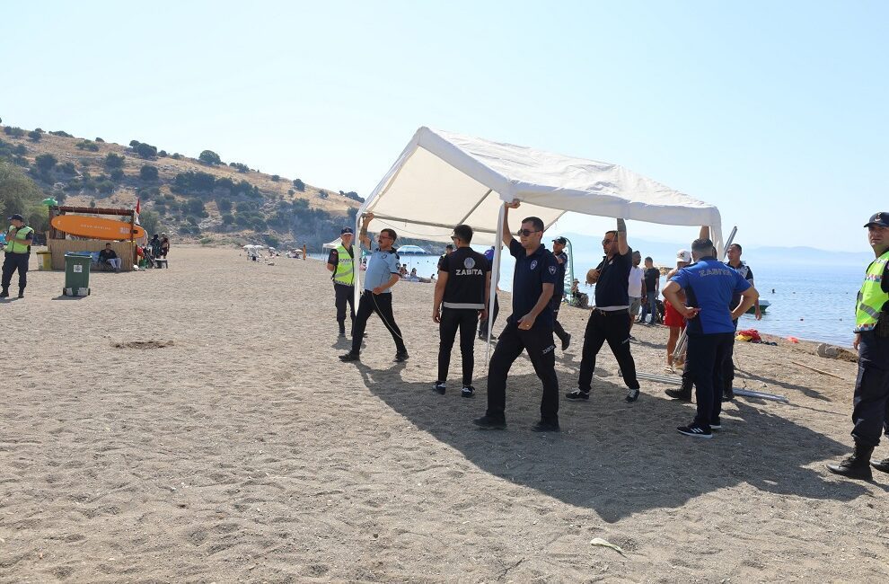 Menderes Belediyesi, korsan şezlonglara karşı operasyon başlattı. Sahil şeridi boyunca