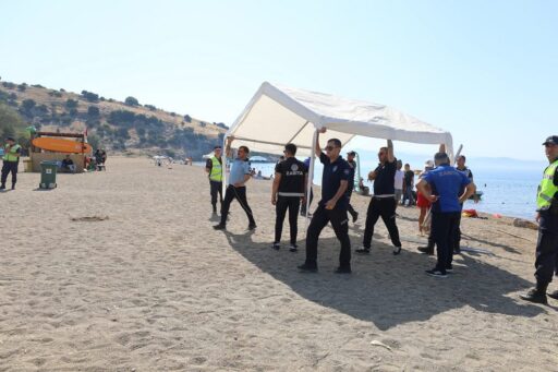 Menderes Belediyesi, korsan şezlonglara karşı operasyon başlattı. Sahil şeridi boyunca