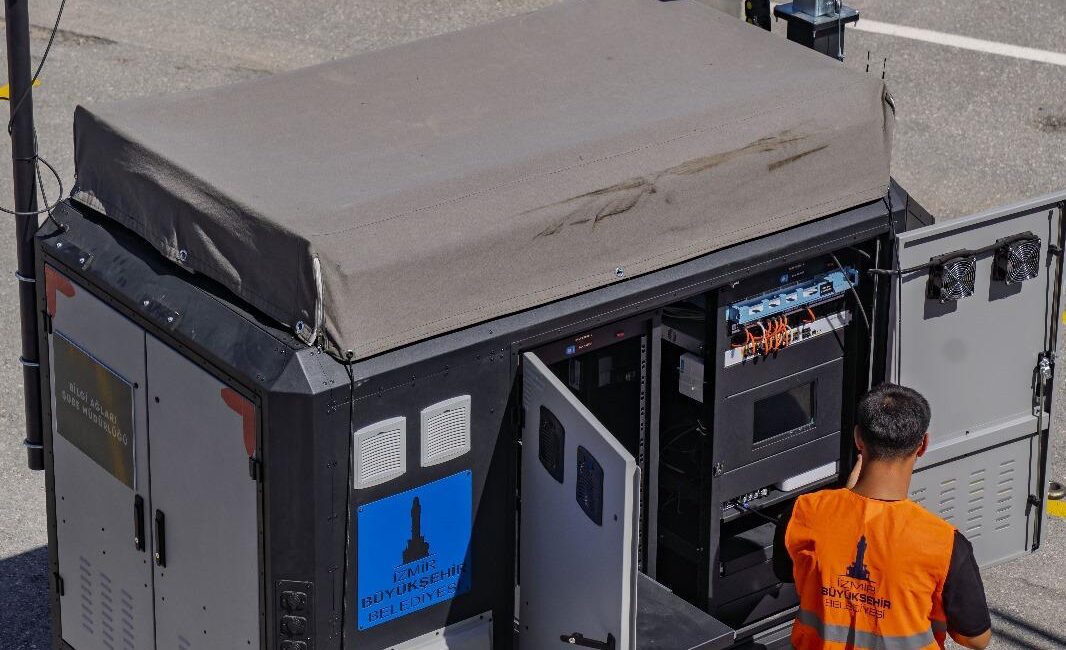 Afetlerde sesimiz kesilmeyecek İzmir Büyükşehir Belediyesi olası afetlerde hem yurttaşların hem de sahadaki