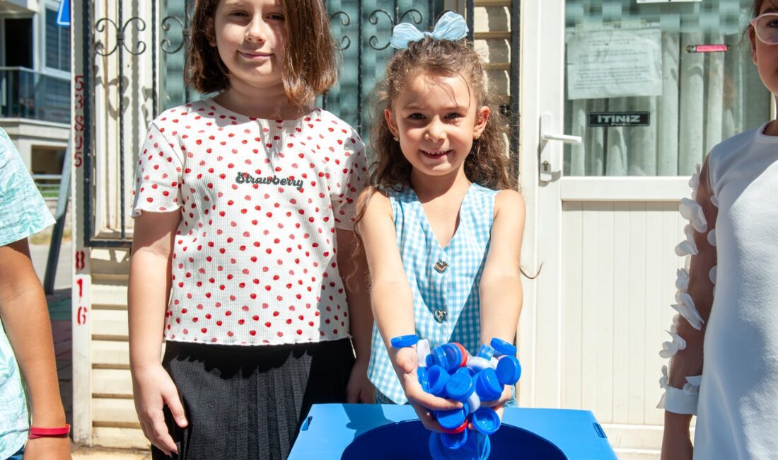 Karşıyaka Belediyesi’nin yeniden başlattığı “Mavi Kapak” projesinde toplama kutularının ilki