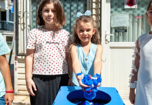 Karşıyaka Belediyesi’nin yeniden başlattığı “Mavi Kapak” projesinde toplama kutularının ilki