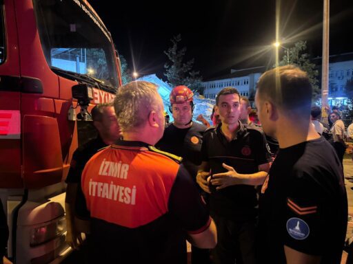 İzmir Büyükşehir Belediyesi İtfaiye Dairesi Başkanlığı ekipleri, dün akşam saatlerinde
