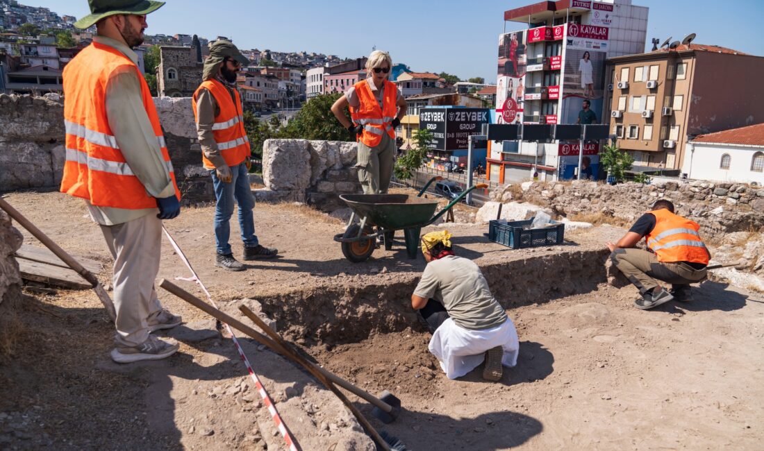 Büyükşehir’den Smyrna Antik Kenti’ne “tarihi destek” İzmir Büyükşehir Belediyesi, Smyrna Antik Kenti kazı çalışmalarını desteklemeyi sürdürüyor.