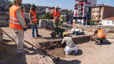 İzmir Büyükşehir Belediyesi, Smyrna Antik Kenti kazı çalışmalarını desteklemeyi sürdürüyor.