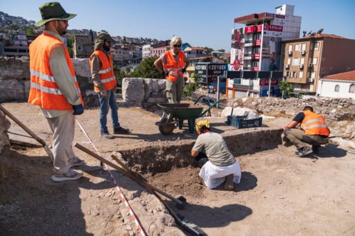 İzmir Büyükşehir Belediyesi, Smyrna Antik Kenti kazı çalışmalarını desteklemeyi sürdürüyor.