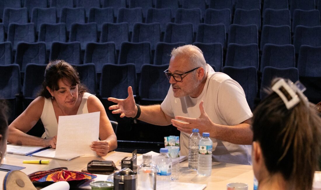 Yeni sezonda seyircisiyle buluşmak için hazırlıklarını sürdüren İzmir Şehir Tiyatroları,