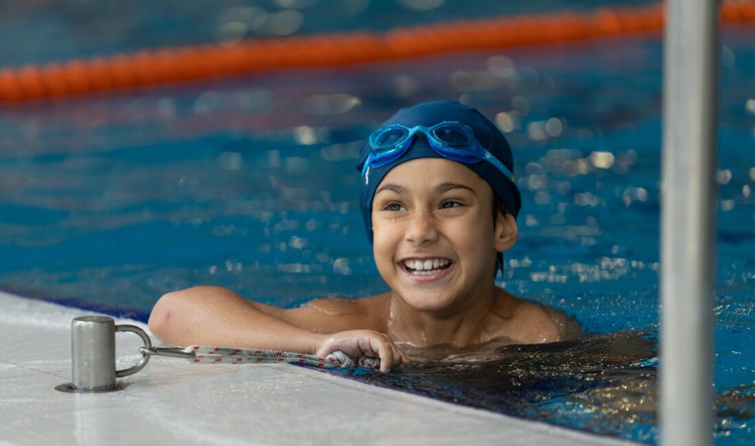 İzmir’de yaz spor okullarına ilgi yoğun İzmir Büyükşehir Belediyesi’nin kentin dört bir yanında her yaştan yurttaş