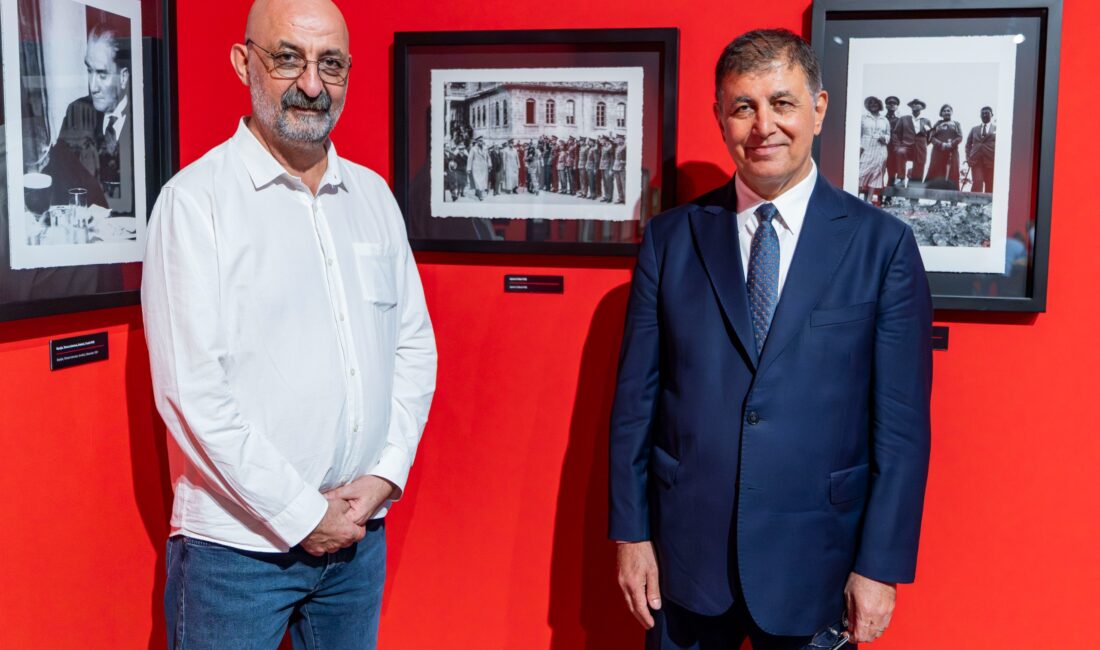 Atatürk ve Refik Anadol sergileri İzmirliler ile buluşuyor 94. İzmir Enternasyonal Fuarı (İEF) kapsamında Kültürpark Atlas Pavyonu’nda kapılarını